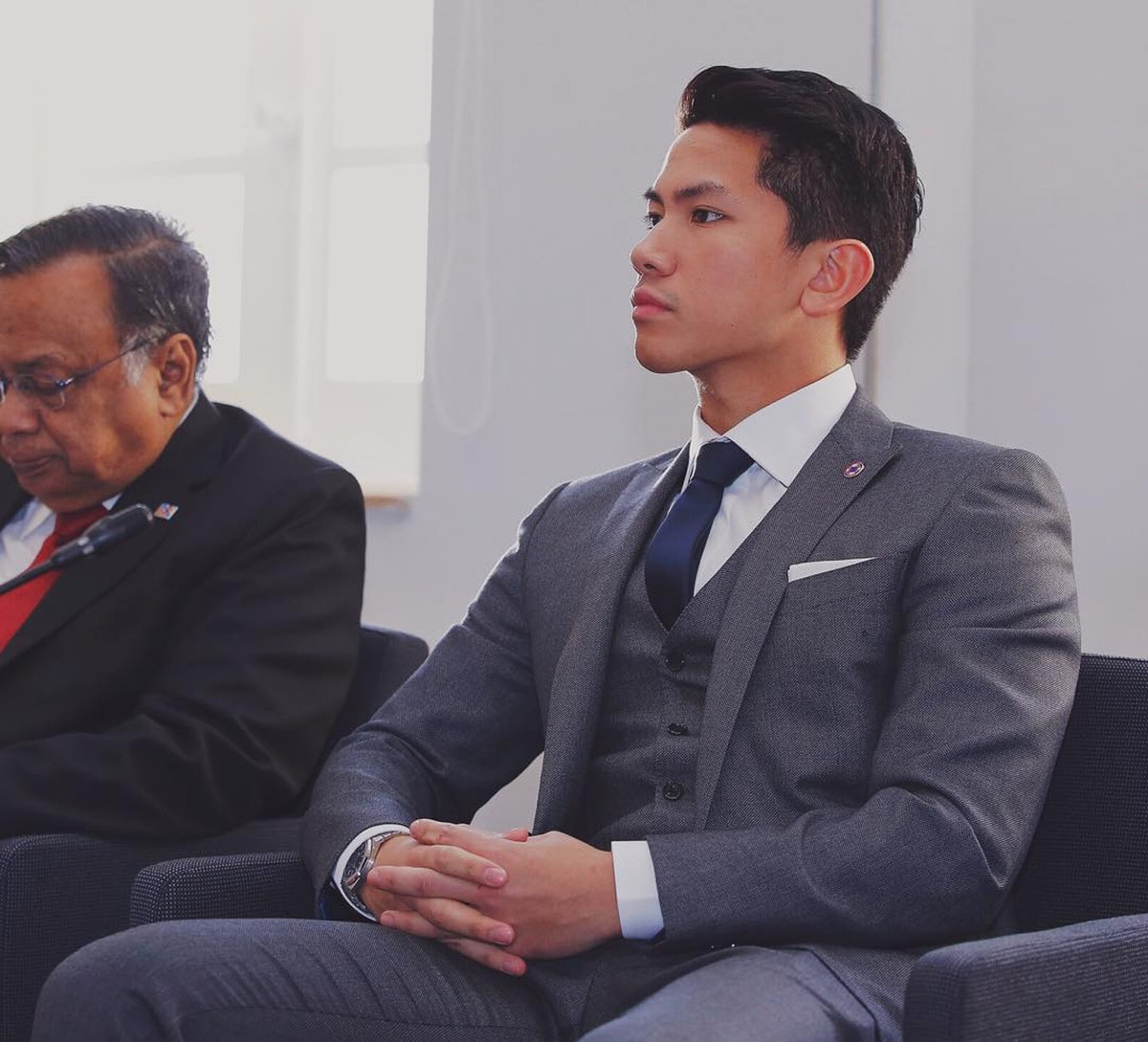 Quốc vương Brunei cũng sở hữu hơn 500 chiếc siêu xe Rolls-Royces. Mỗi lần các thành viên hoàng gia cắt tóc có thể tiêu tốn 20.000 USD (hơn 460 triệu đồng).