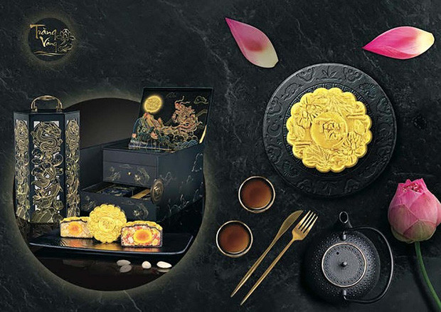 Thương hiệu bánh trung thu Kinh Đô cũng tung ra thị trường hộp gồm 6 bánh Trung thu với giá gần 5 triệu đồng là Kinh Đô. Được biết, Trăng Vàng Black &amp; Gold. Ảnh: Kinhdo.