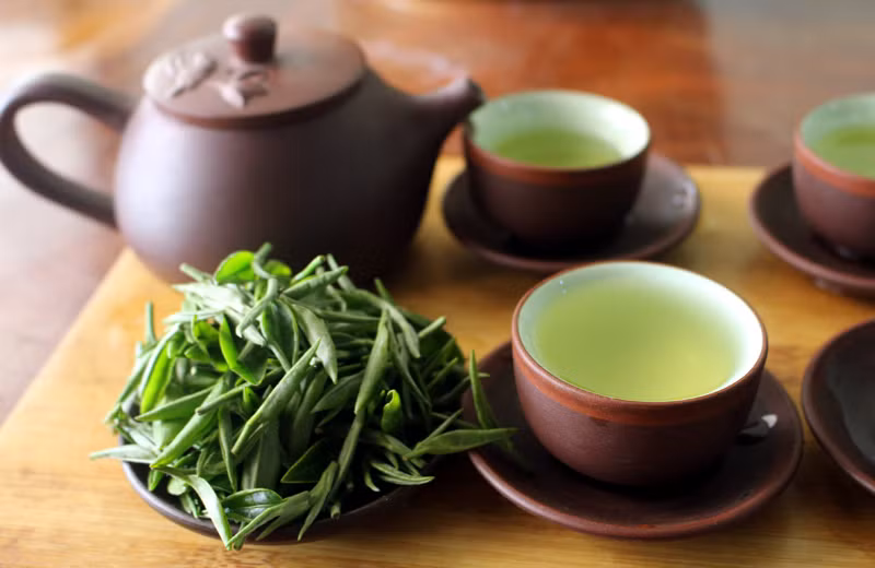 Khác với các loại trà thông thường, trà đinh Thái Nguyên có vị thơm ngon đặc biệt. Khách chỉ cần nhấp môi là có thể cảm nhận được vị ngọt thanh khó cưỡng. Ảnh: Vietnamnet.