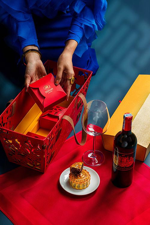 Đặc biệt, phiên bản túi xách giới hạn (kèm rượu) có giá thấp nhất là 3 triệu đồng, cao nhất là 25 triệu đồng (đã bao gồm VAT). Ảnh: Tapchicongthuong.