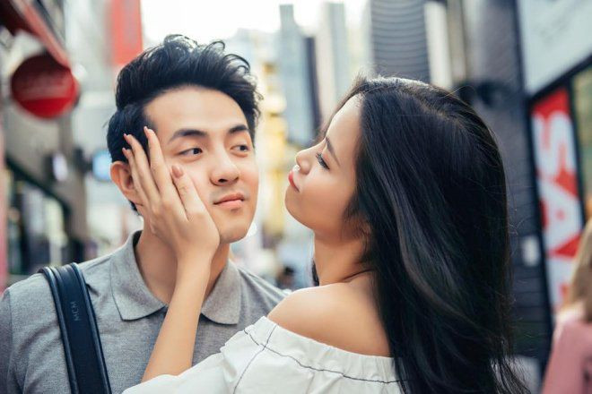 Đông Nhi từng tiết lộ rằng thu nhập trong 1 năm của cô và bạn trai Ông Cao Thắng có thể nuôi công ty với 40 nhân viên, xây nhà, mua xe hơi, làm thêm những dự án khác, lập nhóm nhạc…Ảnh: Khám phá.