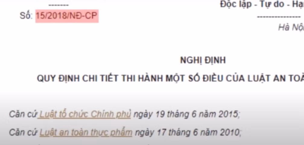 Theo nghị định số 15/2018/NĐ-CP Quy định chi tiết thi hành một số điều của Luật an toàn thực phẩm, cơ sở sản xuất phải công bố thành phần nguyên liệu và đòi hỏi người công nhân sơ chế, chế biển có chứng chỉ học tạp vụ.