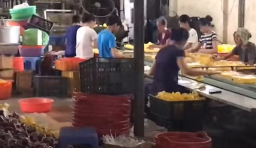 Theo ANTV, Hoài Đức (Hà Nội) là nơi tập trung những xưởng thạch rau câu giá rẻ. Có phân xưởng tại đây sản xuất hàng chục tấn, thậm chí hàng trăm tấn thạch rau câu mỗi ngày.