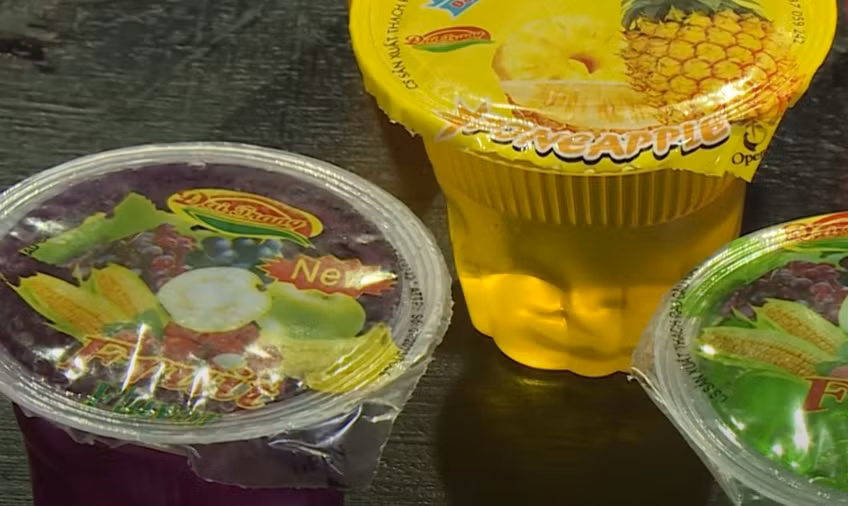 Đây là những hộp thạch rau câu có màu sắc bắt mắt nhưng trên bao bì các thông tin về thành phần ghi rất sơ sài và không có hạn sử dụng.