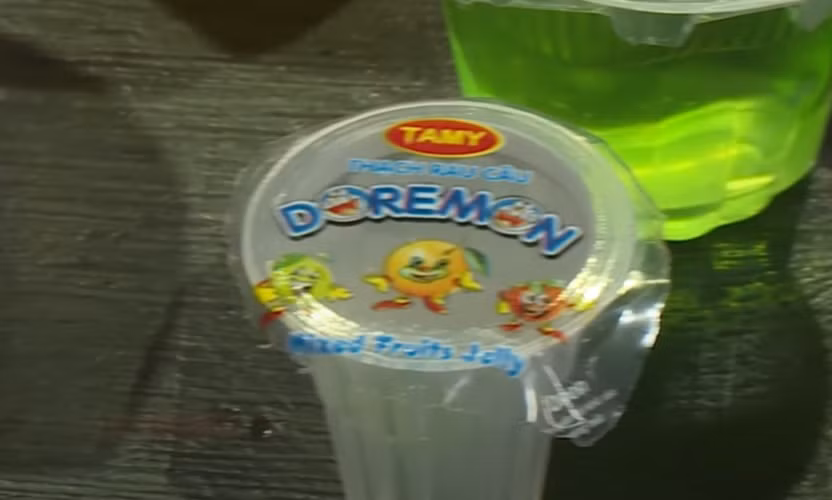 Vì vậy, để đảm bảo sức khỏe, khi sử dụng thạch rau câu, người tiêu dùng nên tạo thói quen kiểm tra kỹ thành phần. Các sản phẩm không có hạn sử dụng trên bao bì thì không sử dụng. Không nên chọn thạch có màu sắc sậc sỡ. Nguồn ảnh: cắt video ANTV.