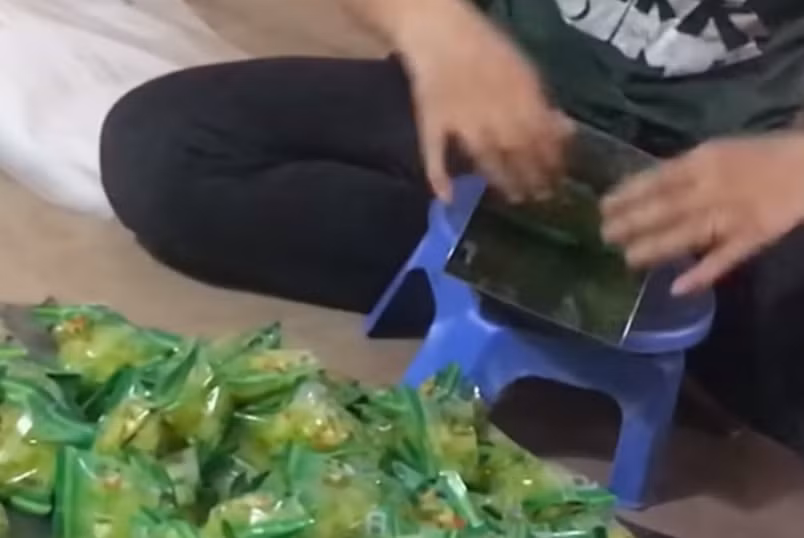 Chỉ cần thao tác gắn mác đơn giản như thế này, mỗi hộp thạch sẽ trở thành những sản phầm uy tín, chất lượng sẵn sàng phục vụ người tiêu dùng.