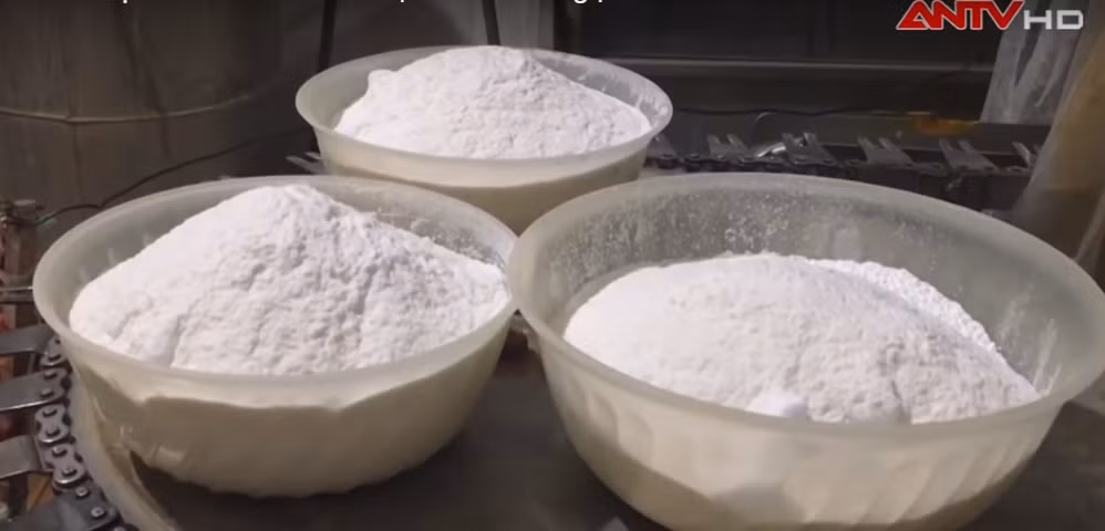 Tất cả phẩm màu sử dụng tại đây là phẩm màu tổng hợp dạng bột. Khi sử dụng chỉ cần pha với nước đun sôi.