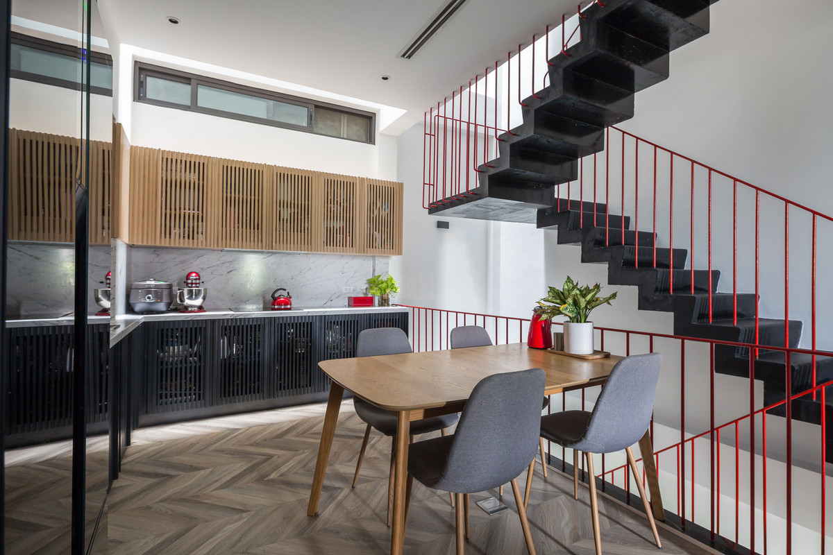 Đáp ứng yêu cầu này, nhóm kiến trúc sư xây thêm một tầng rưỡi. Không gian sinh hoạt của gia đình nằm ở tầng 3 đến tầng 5. Những bức tường chia phòng được phá bỏ. Ảnh: Hoang Le