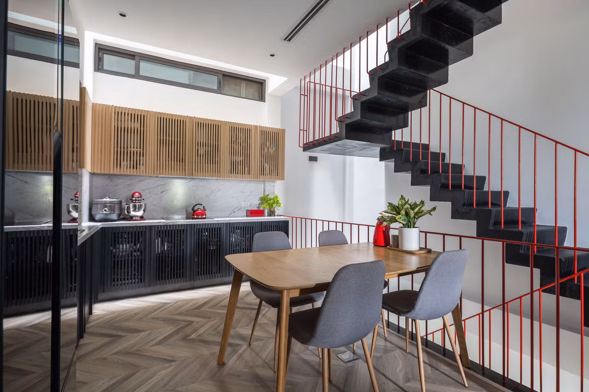 Đáp ứng yêu cầu này, nhóm kiến trúc sư xây thêm một tầng rưỡi. Không gian sinh hoạt của gia đình nằm ở tầng 3 đến tầng 5. Những bức tường chia phòng được phá bỏ. Ảnh: Hoang Le