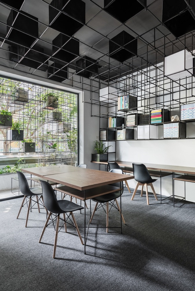 Một căn nhà khác ở Láng Hạ (Đống Đa, Hà Nội) có ban công sinh thái được kiến trúc sư ví như "khẩu trang" lọc bụi và tiếng ồn cũng khiến lên kênh CNN của Mỹ phải "ca ngợi". Ảnh: Nguyen Thai Thach , Quang Tran.