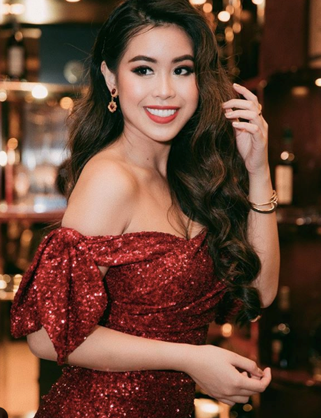 Tiên Nguyễn từng theo học trường quốc tế TP.HCM (ISHCMC) - một trong số ít các trường ở Sài Gòn được chứng nhận cung cấp tất cả ba Chương trình Tú tài Quốc tế. Mức học phí của trường lên đến 2,2 tỷ đồng cho 3 năm học.