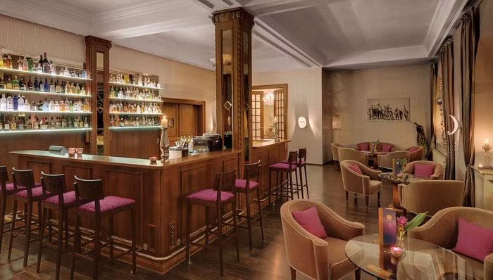 Khu vực quầy bar phục vụ đồ uống đắt đỏ.