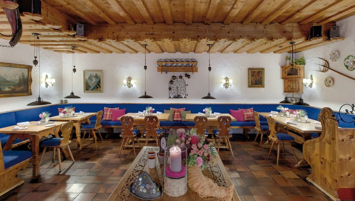 Ngoài ra, khách sạn còn có một khu vực ăn uống khác cung cấp những món ăn đặc trưng theo mùa của vùng Bavaria. Nguồn ảnh: Business Insider.