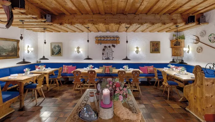 Ngoài ra, khách sạn còn có một khu vực ăn uống khác cung cấp những món ăn đặc trưng theo mùa của vùng Bavaria. Nguồn ảnh: Business Insider.