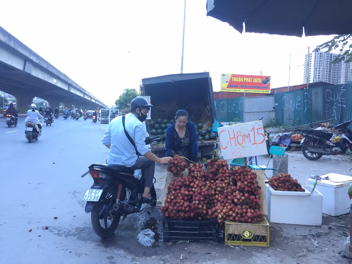 Nhiều người mua dừng xe giữa lòng đường mua hàng gây ùn tắc nhẹ vào giờ tan tầm.