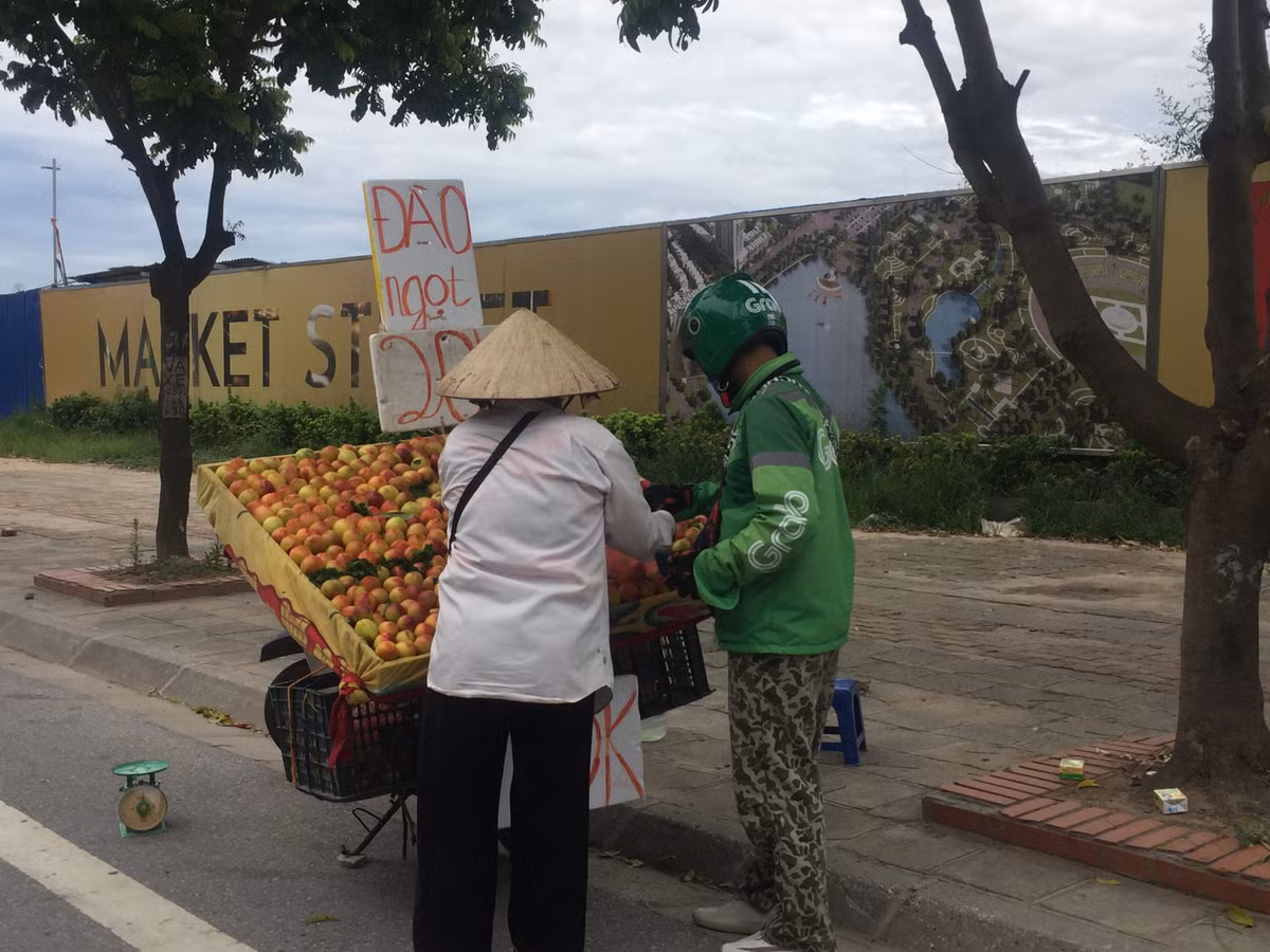Không chỉ dưa hấu, đào Sa Pa cũng được nhiều khách hàng ghé mua. Nhưng chỉ qua một đêm số đào này đã mềm, có quả còn hỏng khiến người mua thật sự thất vọng.