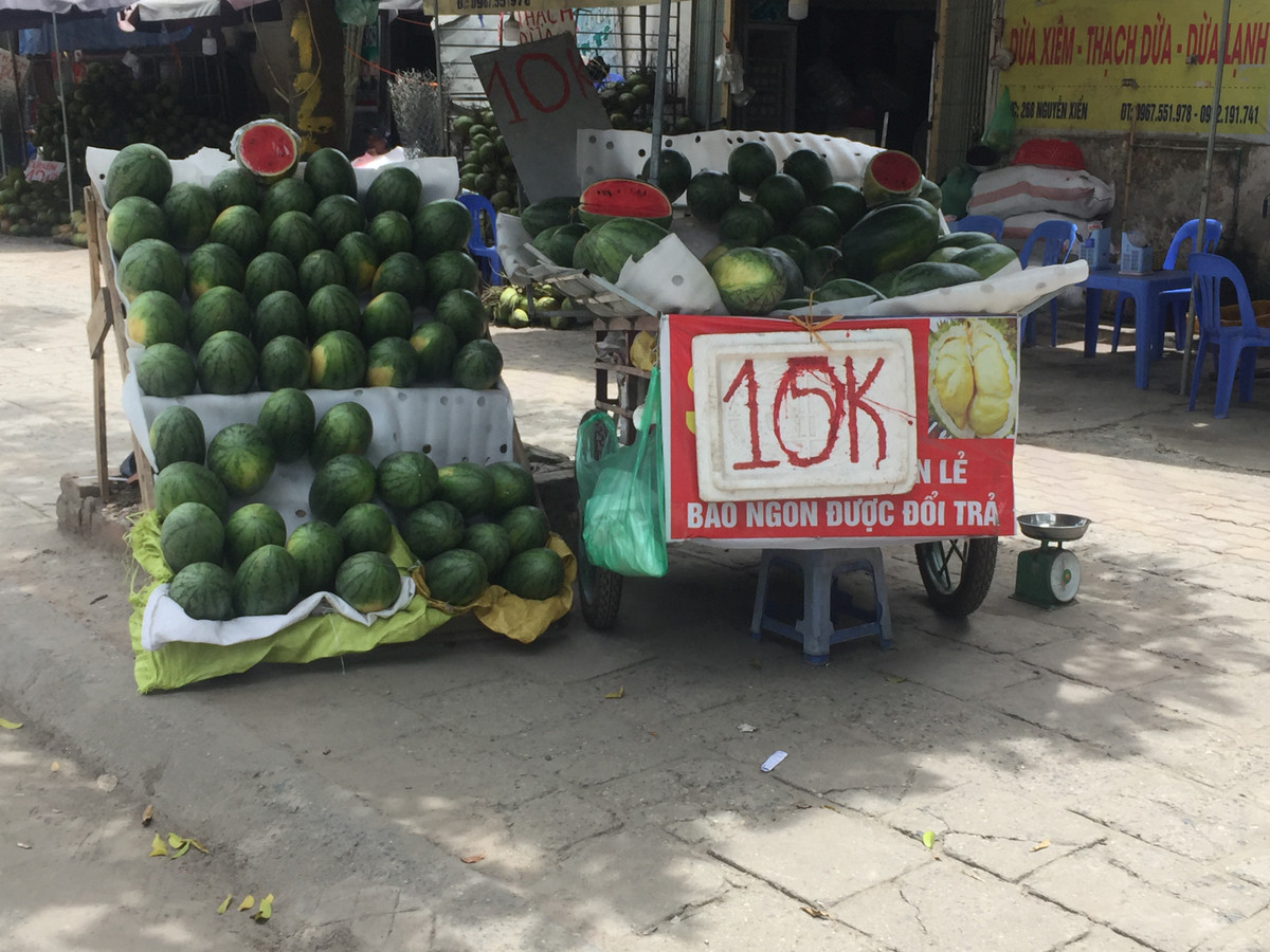 Hay dưa hấu Sài Gòn cũng được quảng cáo như rót mật vào tai: “10k một cân, bao ngon, bao ngọt, bao đổi trả”. Tuy nhiên, một số khách mua phản ánh, dưa hấu này vỏ dày, màu đỏ nhạt, không ngọt, thậm chí có quả còn úng nước bên trong vì bị tiêm thuốc.