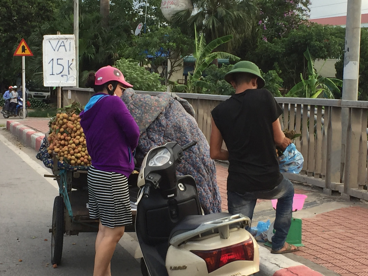Ở nhiều sạp hàng, tiểu thương dùng chiêu thức ghi giá bán rất to còn khối lượng sản phẩm lại ghi rất nhỏ khiến nhiều người hiểu lầm. Nếu khách hàng không xem kỹ, đọc cẩn thận thì dễ bị sập bẫy với mánh khóe rao giá bán hàng nửa cân.