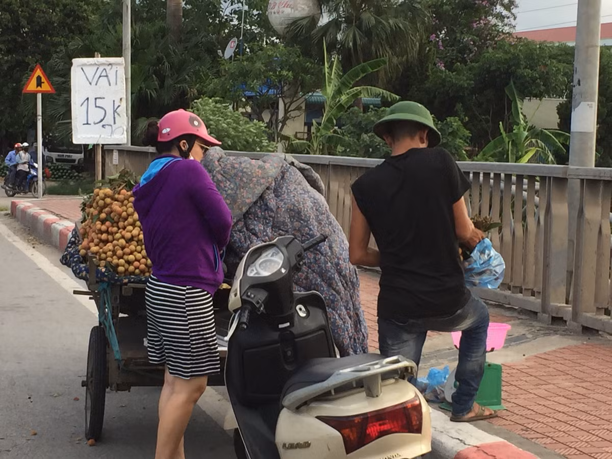 Ở nhiều sạp hàng, tiểu thương dùng chiêu thức ghi giá bán rất to còn khối lượng sản phẩm lại ghi rất nhỏ khiến nhiều người hiểu lầm. Nếu khách hàng không xem kỹ, đọc cẩn thận thì dễ bị sập bẫy với mánh khóe rao giá bán hàng nửa cân.
