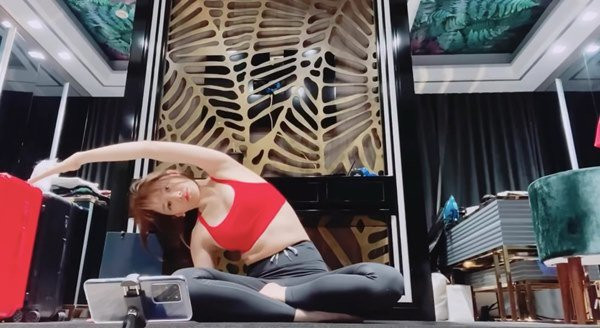 Đoạn clip đã phần nào hé lộ không gian sống của hai vợ chồng.