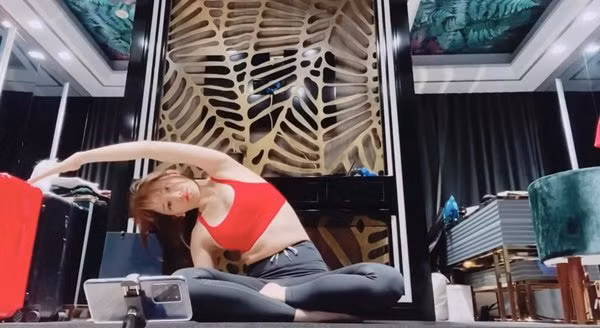 Đoạn clip đã phần nào hé lộ không gian sống của hai vợ chồng.