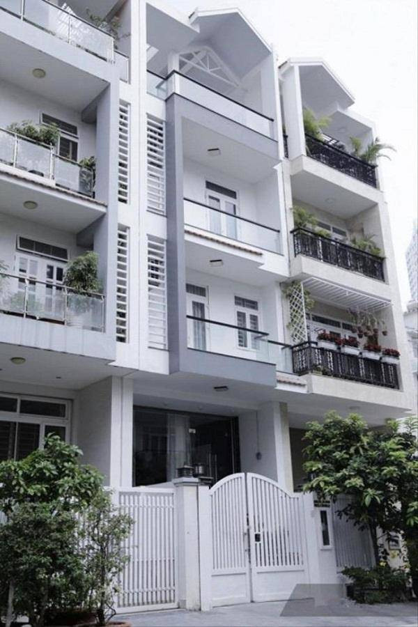 Trước khi chuyển sang căn hộ mới, vợ chồng Trấn Thành – Hari Won sống cùng gia đình trong một biệt thự 3 tầng màu trắng ở quận 7, TP. HCM.