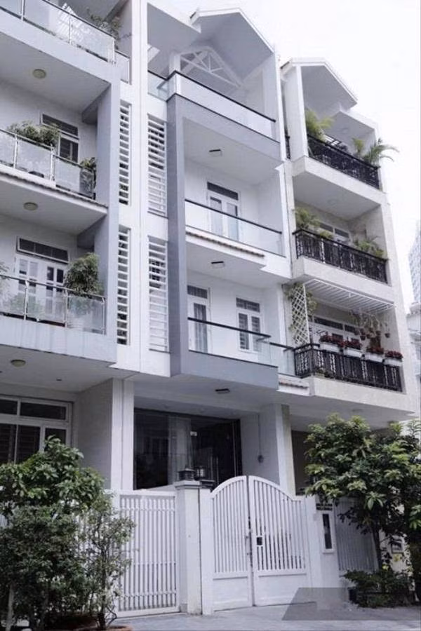 Trước khi chuyển sang căn hộ mới, vợ chồng Trấn Thành – Hari Won sống cùng gia đình trong một biệt thự 3 tầng màu trắng ở quận 7, TP. HCM.