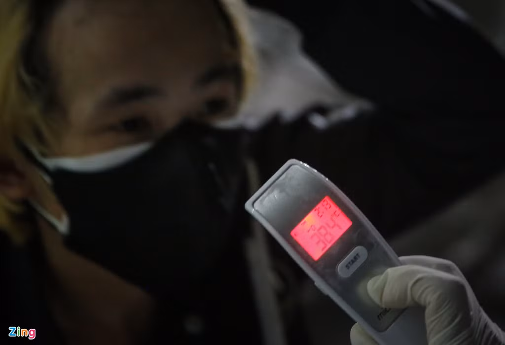 Ga Sai Gon huy ve 4 hanh khach co than nhiet tren 38 do