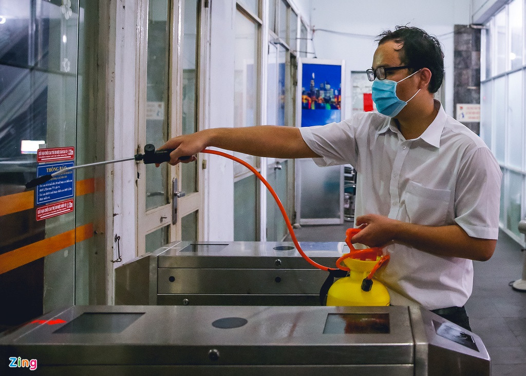 Sau khi tàu rời bến, toàn bộ ga tàu sẽ được lực lượng y tế phun thuốc khử trùng.