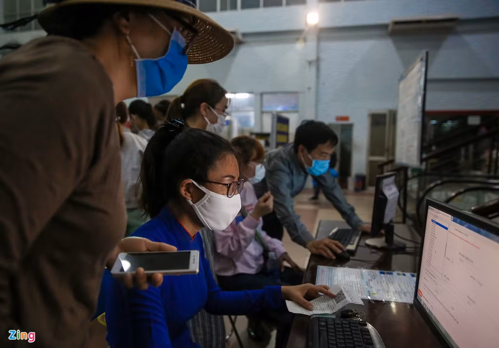 Hành khách trước khi bước vào cổng soát vé đều phải khai báo y tế, nhân viên làm việc tại ga luôn có mặt để hỗ trợ người dân làm thủ tục chính xác và nhanh nhất.