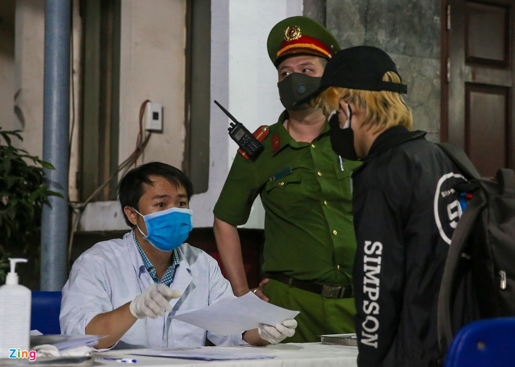 Một cán bộ y tế làm việc tại ga Sài Gòn cho biết: "4 hành khách trên đều có mức thân nhiệt trên 38 độ, họ được ngồi nghỉ trong khoảng thời gian cho phép và được đo lại 3 lần. Tuy nhiên, lần kiểm tra cuối cùng họ đều không đạt yêu cầu. Vì vậy chúng tôi buộc phải yêu cầu họ huỷ vé để đảm bảo an toàn cho các hành khách khác".