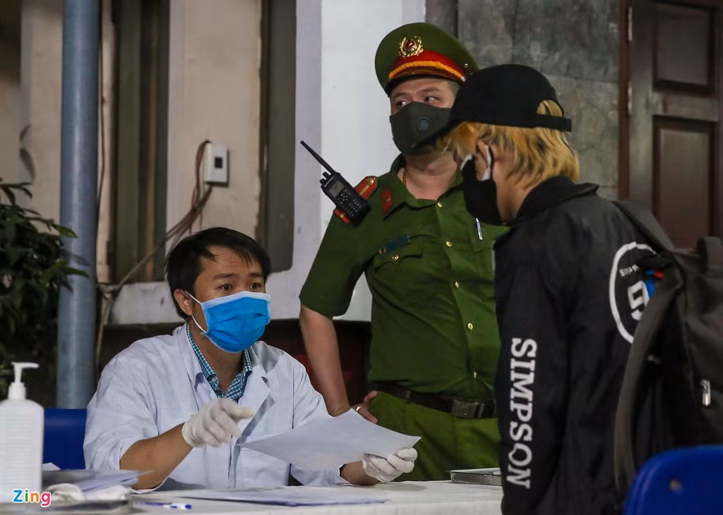 Một cán bộ y tế làm việc tại ga Sài Gòn cho biết: "4 hành khách trên đều có mức thân nhiệt trên 38 độ, họ được ngồi nghỉ trong khoảng thời gian cho phép và được đo lại 3 lần. Tuy nhiên, lần kiểm tra cuối cùng họ đều không đạt yêu cầu. Vì vậy chúng tôi buộc phải yêu cầu họ huỷ vé để đảm bảo an toàn cho các hành khách khác".