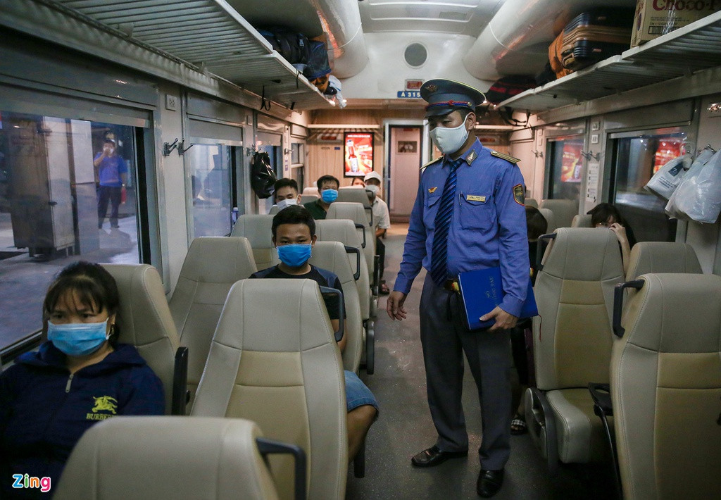 Anh Tạ Quang Cương (Trưởng tàu SE4) chia sẻ: "Tất cả các hành khách lên tàu đều phải ngồi đan xen đảm bảo cự ly an toàn mà ngành y tế quy định. Bản thân tôi và các nhân viên liên tục đi kiểm tra và nhắc nhở các hành khách trong suốt hành trình. Trên tàu luôn có đội ngũ y tế và các thiết bị để kiểm tra nhiệt độ nếu như hành khách có biểu hiện sức khoẻ bất thường".