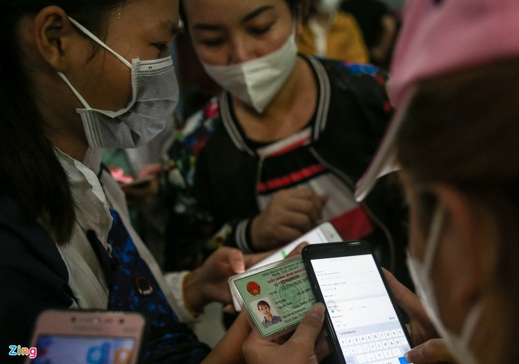 Nhiều hành khách chọn hình thức khai báo y tế qua phần mềm trên điện thoại di động.