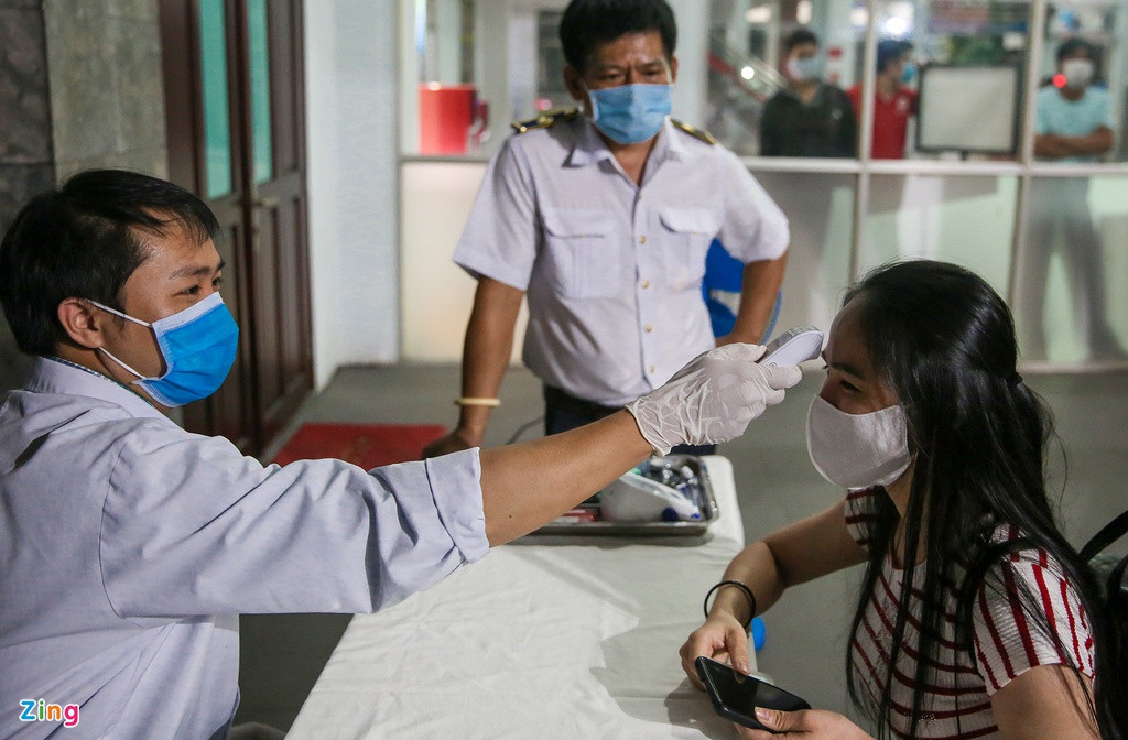 Người có nhiệt độ cơ thể cao bất thường đều được mời bàn y tế để theo dõi. Họ sẽ được nghỉ ngơi, kiểm tra 3 lần để xác định có đủ điều kiện lên tàu hay không.