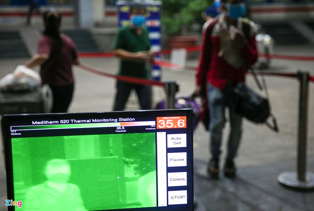 Ga tàu Sài Gòn đang áp dụng các phương thức kiểm tra thân nhiệt chặt chẽ. Hành khách trước khi lên tàu sẽ phải đi qua máy đo thân nhiệt từ xa.