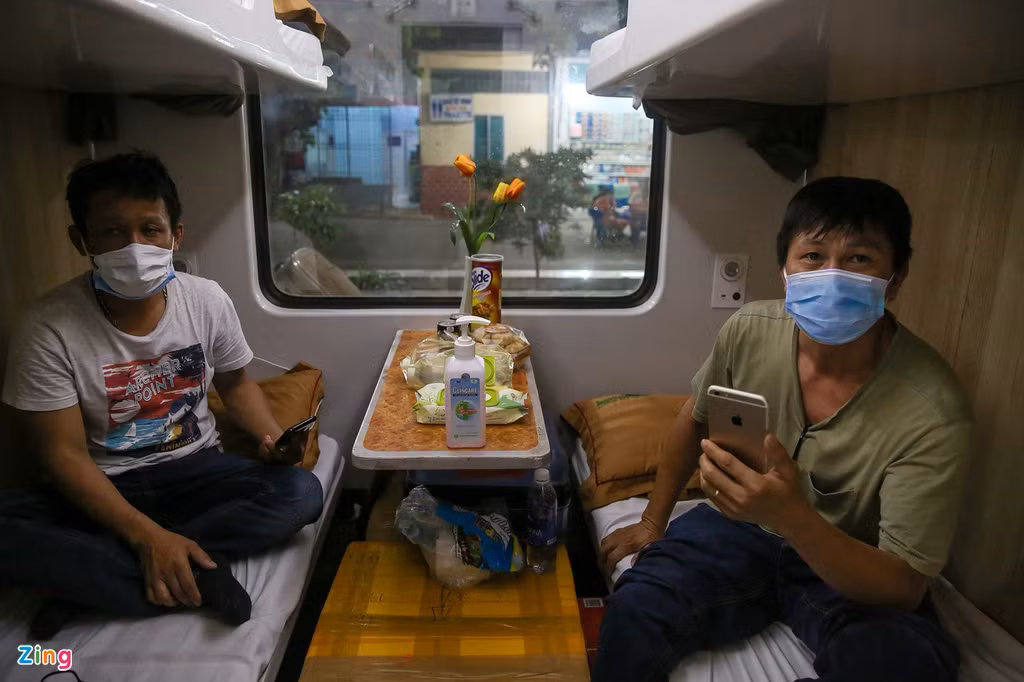 "Tôi trở về từ Úc và được đưa đi cách ly tại Tiền Giang, nhớ quê quá mà mãi mới mua được vé tàu về. Tôi thật sự ấn tượng với cách kiểm tra chặt chẽ và chuyên nghiệp của lực lượng chức năng làm việc tại ga, điều này giúp đảm bảo tính an toàn cho các hành khách có mặt trong chuyến hành trình", anh Tấn (quê Phú Yên) nói.