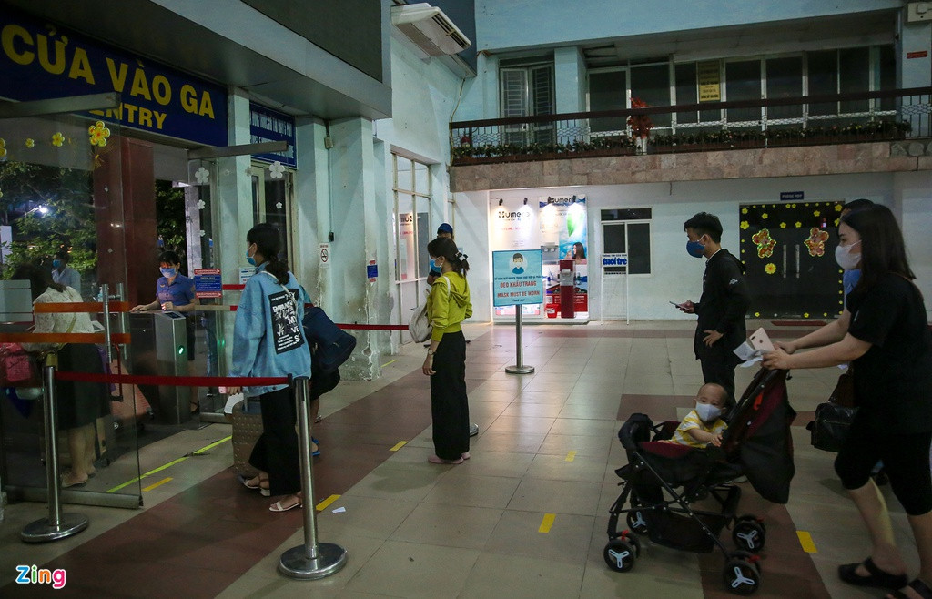 Đại diện ga Sài Gòn cho biết hiện tại ga chỉ duy trì duy nhất một chuyến từ TP.HCM đi Hà Nội trong ngày. Ga tàu cũng áp dụng nhiều quy định chặt chẽ như hành khách buộc phải đeo khẩu trang khi vào ga, quá trình xếp hàng phải đứng cách nhau 2 m.