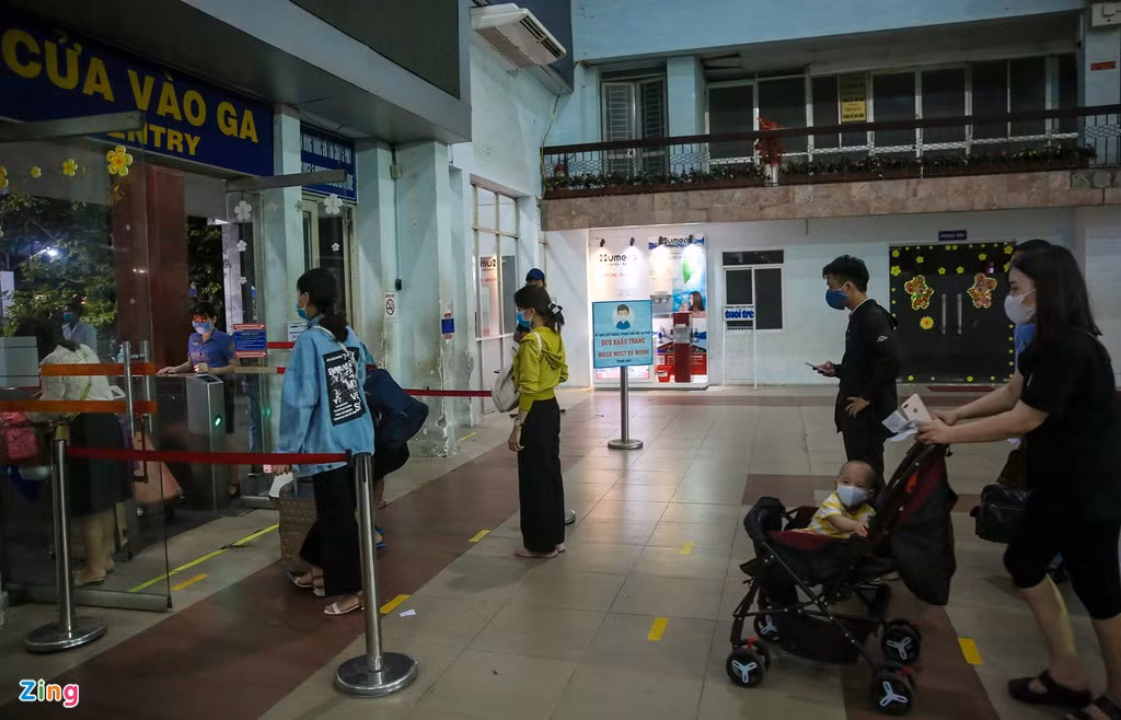 Đại diện ga Sài Gòn cho biết hiện tại ga chỉ duy trì duy nhất một chuyến từ TP.HCM đi Hà Nội trong ngày. Ga tàu cũng áp dụng nhiều quy định chặt chẽ như hành khách buộc phải đeo khẩu trang khi vào ga, quá trình xếp hàng phải đứng cách nhau 2 m.