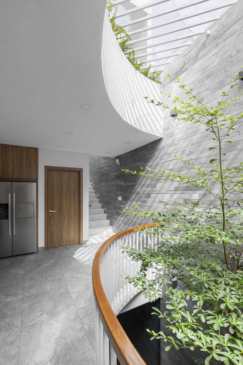 Giếng trời mang ánh nắng ảo diệu vào trong nhà. Nguồn ảnh: Goku Agency. Video: Kiến trúc hiện đại cho ngôi nhà liền kề. Nguồn: VTC1