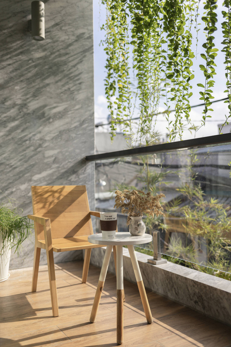 Ban công phía ngoài phòng ngủ là không gian thư giãn rất "chill".