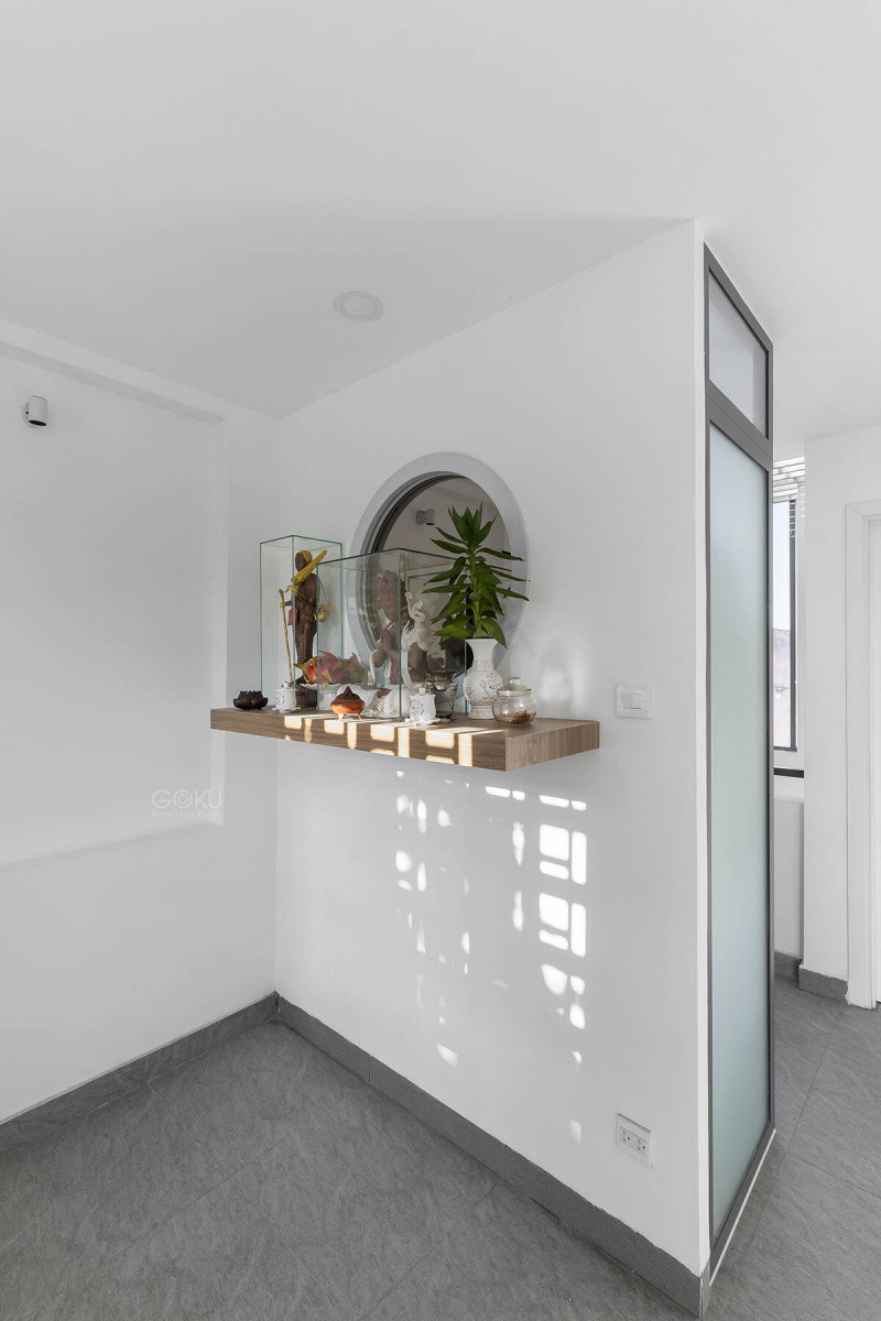 Tầng 3 là không gian phòng thờ, phòng giặt phơi và một khu vườn nhỏ.