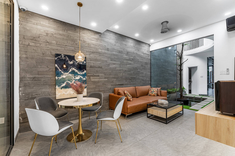 Phòng tiếp khách được tích hợp làm showroom trưng bày sản phẩm nội thất mẫu của căn hộ studio 1 phòng ngủ có diện tích 40m2 cho khách hàng tham quan.