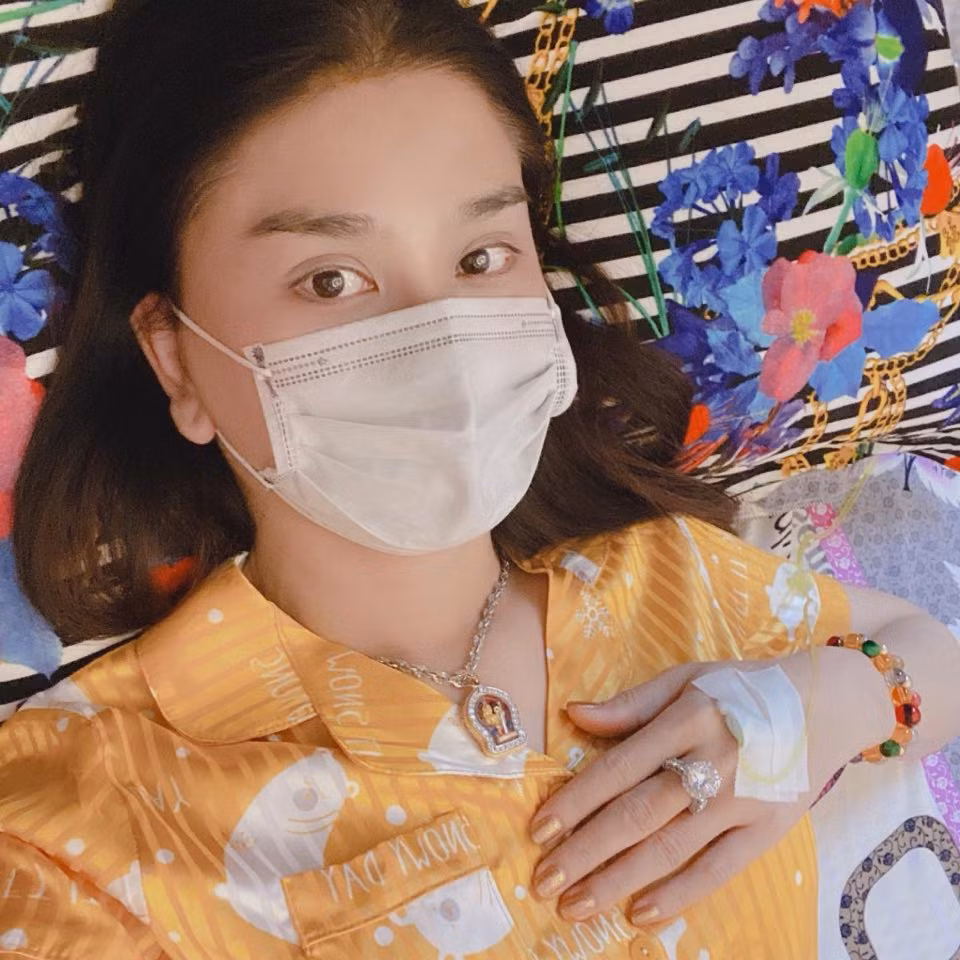 Mới đây, ca sĩ Lâm Khánh Chi và ông xã Nguyễn Phi Hùng đang vướng tin đồn ly hôn khi xuất hiện dòng trạng thái: "Có lẽ em và anh chia tay sẽ đẹp hơn nếu ta sum vầy. Lâm Khánh Chi dọn đồ về nhà bố mẹ ở đây".