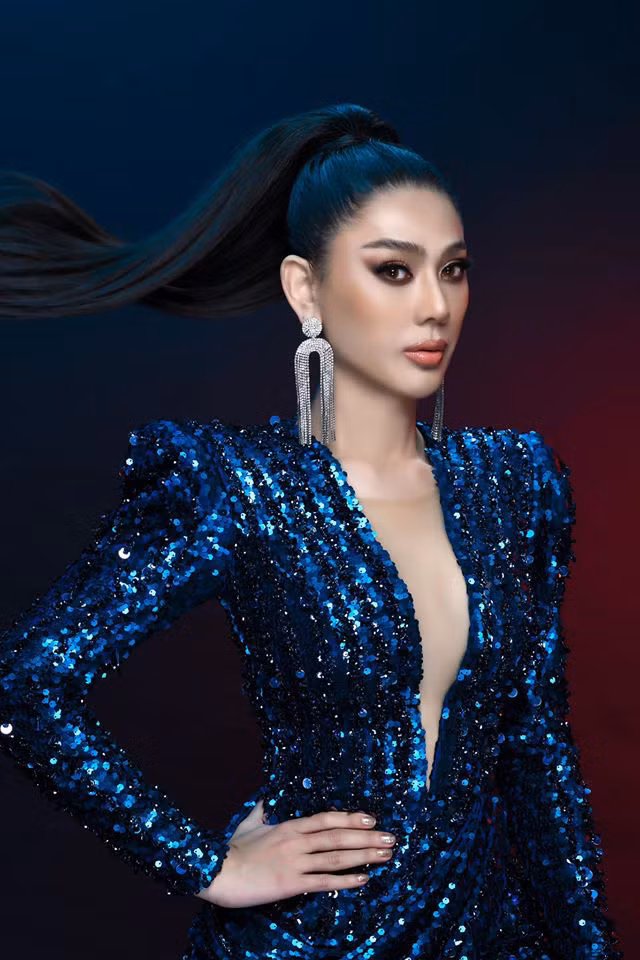 Chưa kể, cô còn “đại tu” nhan sắc để đường nét trông nữ tính hơn. Tổng chi phí cho cuộc lột xác này ước tính không dưới 100.000 USD (khoảng 2 tỷ đồng).