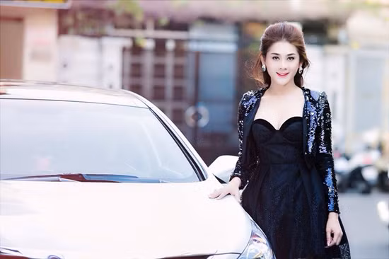 Bản thân Lâm Khánh Chi cũng sở hữu một chiếc xe sang riêng phục vụ cho việc di chuyển.