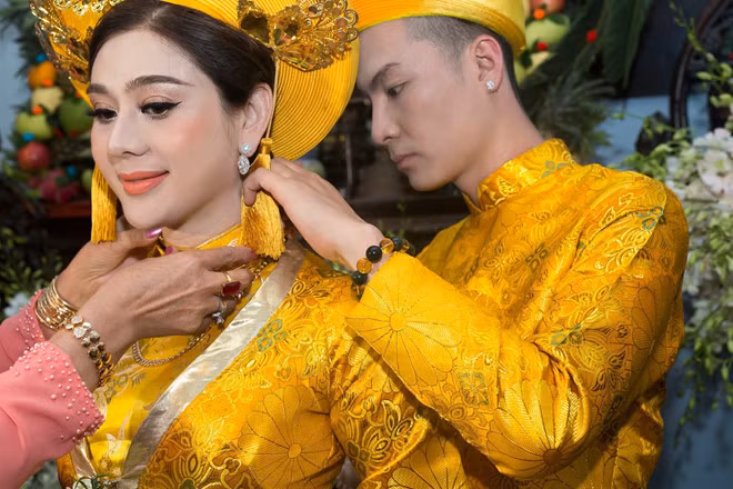 Trong lễ cưới, giọng ca chuyển giới được mẹ chồng đeo tặng 6 chiếc kiềng vàng, một dây chuyền vàng, một vòng tay lớn bằng vàng và đôi hoa tai gắn kim cương.