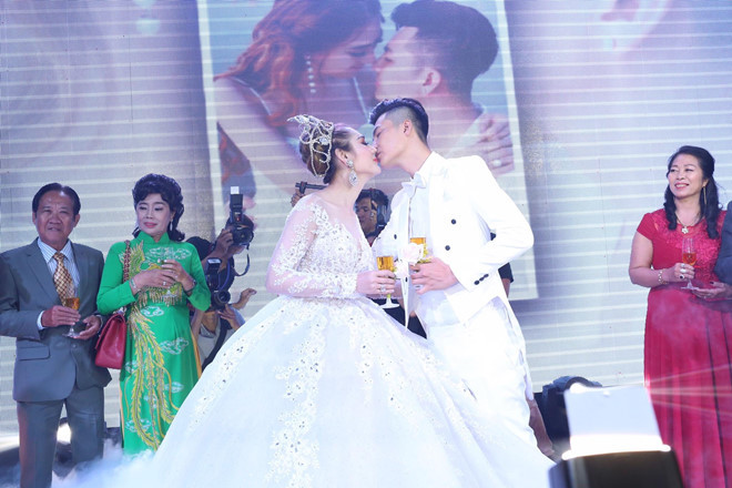 Khi "về chung một nhà" với ông xã Phi Hùng hồi cuối năm 2017, ca sĩ chuyển giới Lâm Khánh Chi không ngại chi tiền tỉ cho hôn lễ của mình.