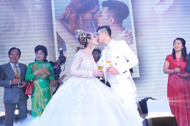 Khi "về chung một nhà" với ông xã Phi Hùng hồi cuối năm 2017, ca sĩ chuyển giới Lâm Khánh Chi không ngại chi tiền tỉ cho hôn lễ của mình.