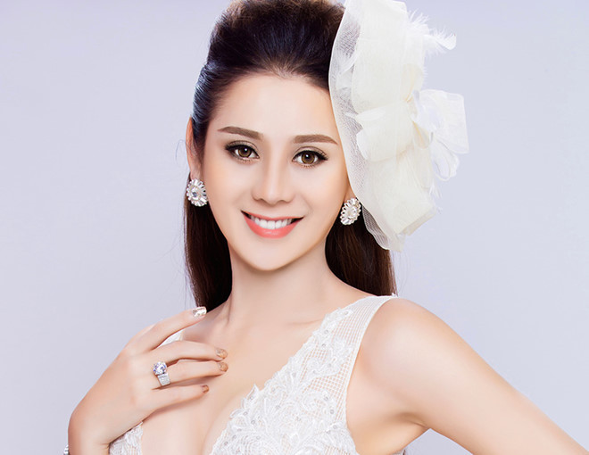 Sau 6 tháng chuyển giới thành công, Lâm Khánh Chi tiết lộ mất tiền tỷ để sắm sửa váy áo.